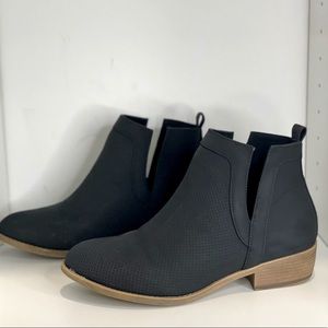 JG Booties • Women’s Size 9 • Lightly USED • Black Boots • Casual Boots